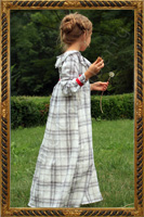 Lekka, przedpołudniowa sukienka dziewczęca z bawełny w kratkę. 1810 - 1818r.