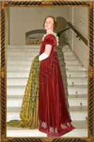Klasyczna empirowa suknia balowa z czerwonego aksamitu, noszona na krótki gorset. 1810-1815