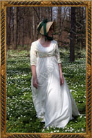 Letnia suknia open robe z drukowanej bawełny na białej muślinowej sukni. Słomkowy kapelusz przybrany taftową wstążką.