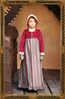 Dziewczęca sukienka z bawełny w kolorowe paseczki, noszona ze szmizetkš z haftowanym kolnierzykiem. Spencer i kapelusz sztruksowy. 1800-1810.