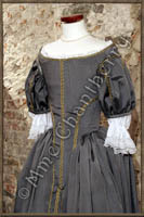 Suknia francuska dwuczęciowa, stanik gęsto fiszbinowany, marszczona spódnica. Stanik i spódnica zdobione naszyciami z pasmanterii.