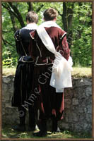 Ubiór zachodnioeuropejski: wams i szerokie spodnie, kołnierz i mankiety koszuli zdobione koronką.